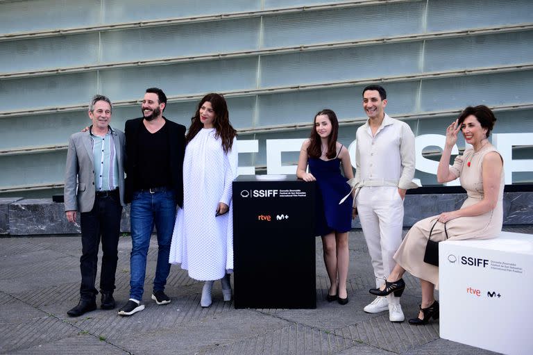 El director Diego Lerman rodeado por el actor chileno Alfredo Castro, la española Barbara Lennie y los argentinos Renata Lerman, Juan Minujín y María Merlino en la presentación de El suplente