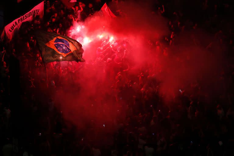 Vista aérea de los partidarios del presidente electo Luiz Inacio Lula da Silva celebrando la victoria de su candidato durante la segunda vuelta de las elecciones presidenciales en la avenida Paulista en San Pablo, Brasil, el 30 de octubre de 2022.