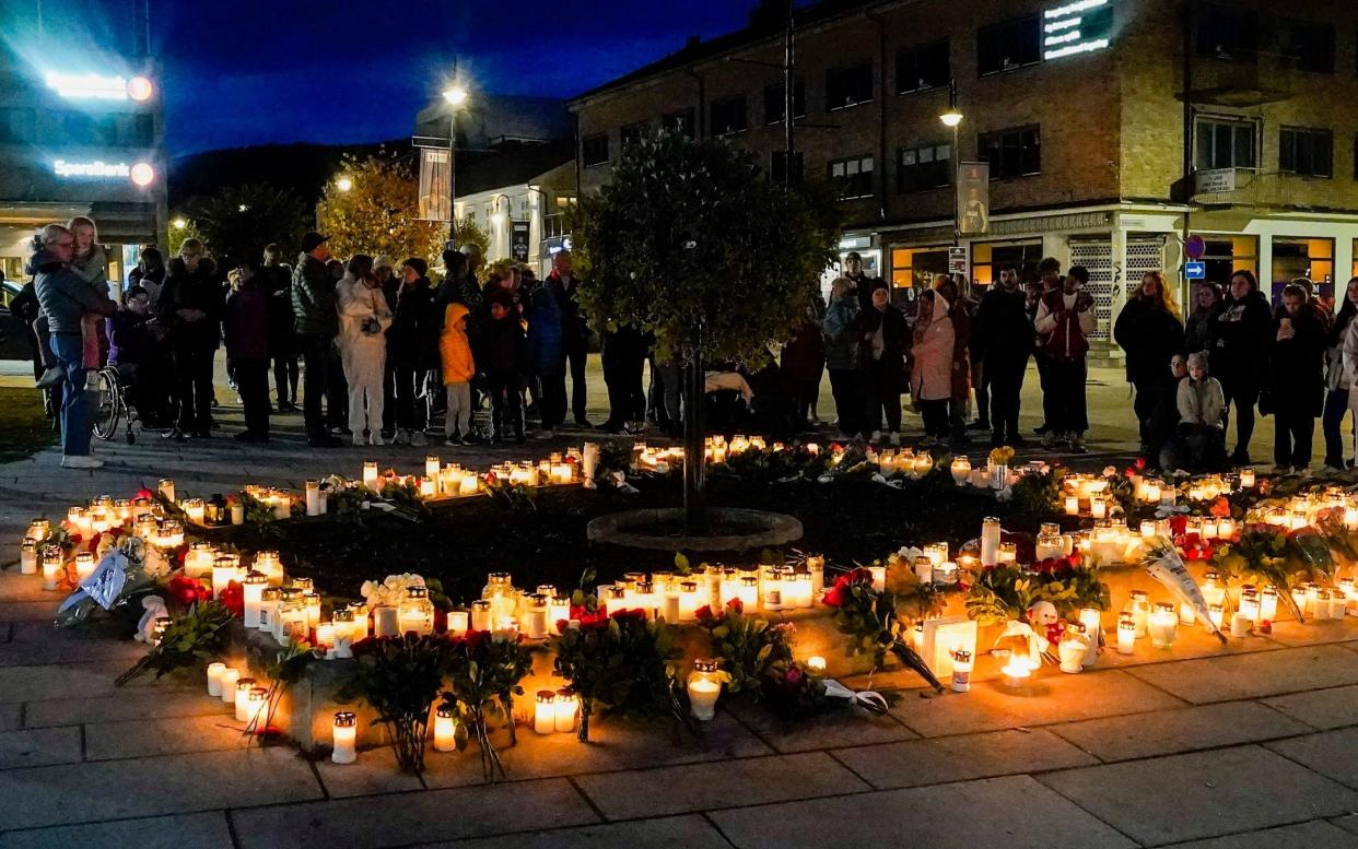Flowers and candles are placed at the scene of an attack on the Stortorvet in Kongsberg - Terje Bendiksby/NTB Scanpix via AP