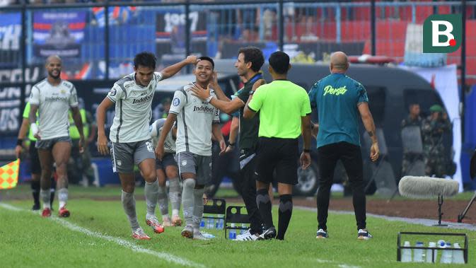 Selebrasi gelandang Persib Bandung, Beckham Putra Nugraha yang mencetak gol ke gawang Arema, Minggu (11/9/2022). (Bola.com/Iwan Setiawan)