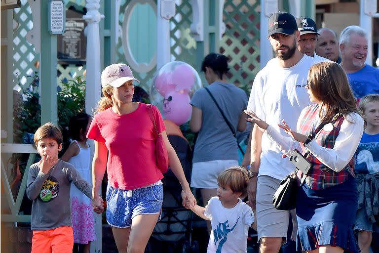 Con una guía, Shakira y Piqué recorrieron los parques