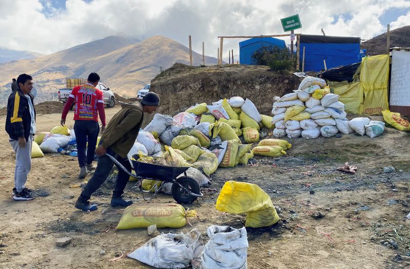 Mineros artesanales trabajan en una zona donde otros cientos de mineros artesanales han encontrado un rico filón de cobre en Perú