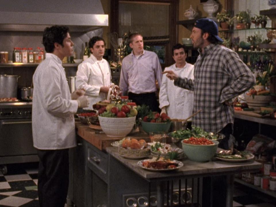 luke speaking spanish tot he kitchen staff of the dragonfly inn on gilmore girls season five