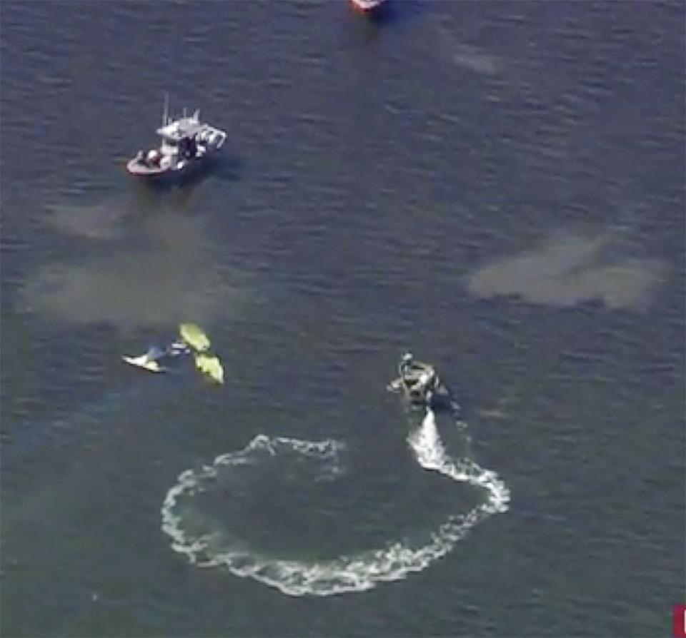 A search and rescue team circles a crash site where Roy Halladay’s plane crashed in the Gulf of Mexico. (AP)