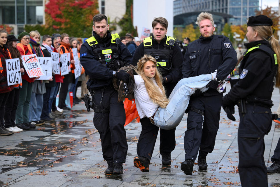 Polizisten tragen vorm Kanzleramt eine Aktivistin der 