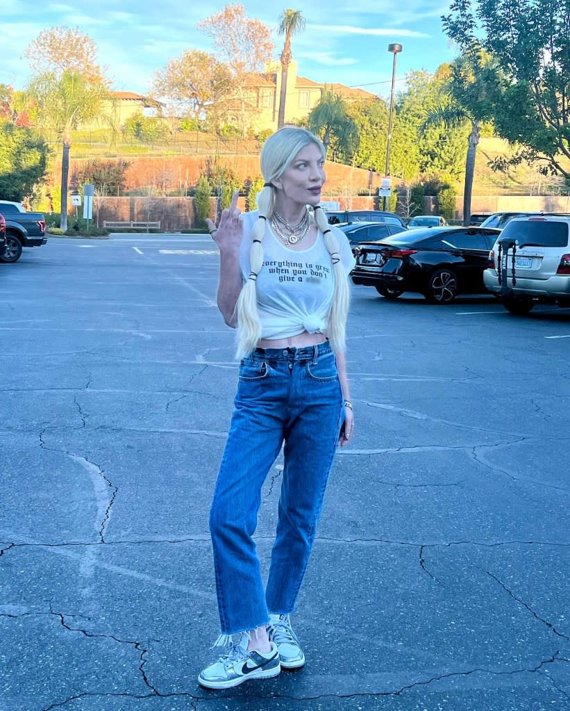 Tori Spelling Sends a Clear Message With Middle Finger Pic and T-Shirt About Not Giving 'A S–t'
