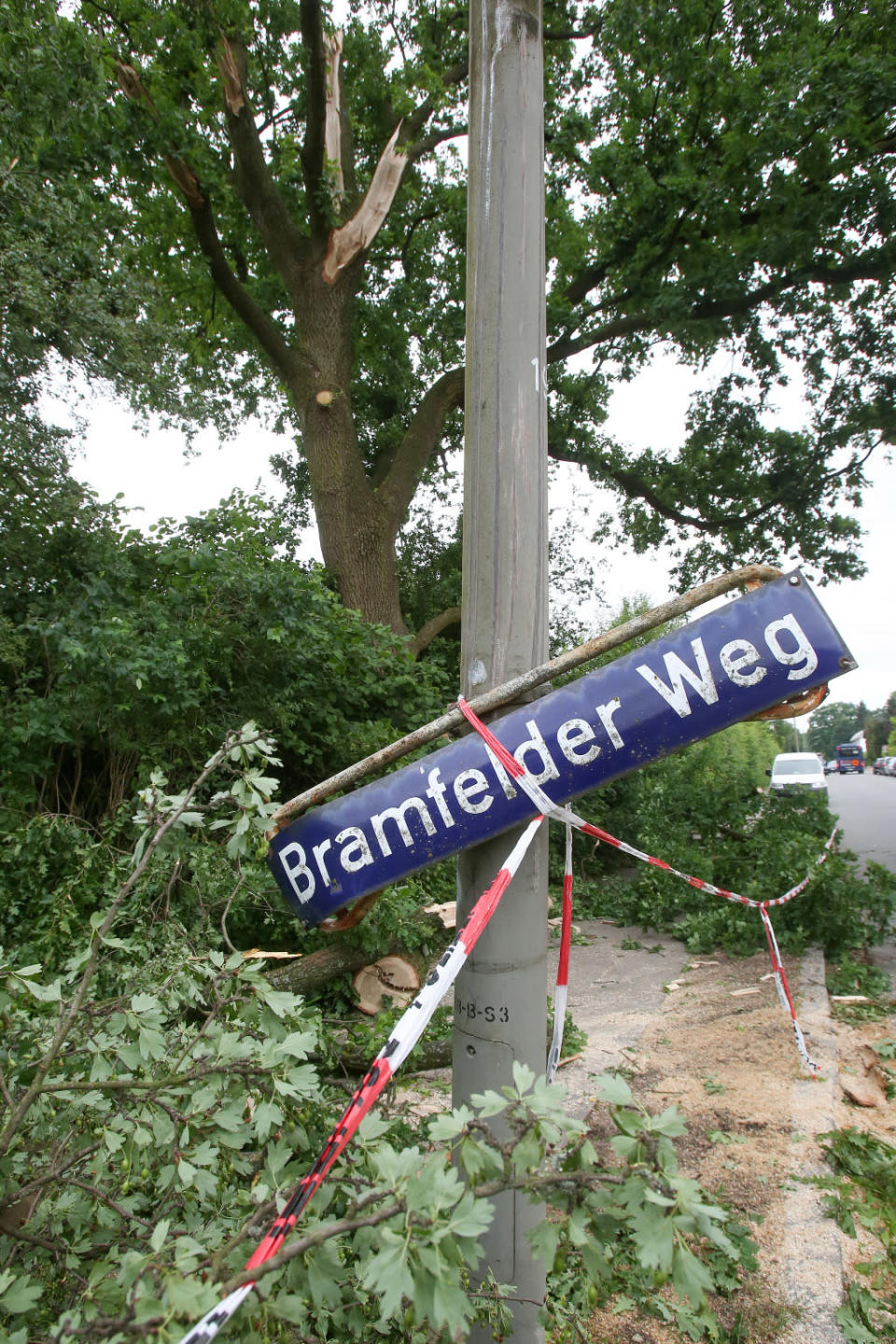 Das Wetter in der Hansestadt ist nicht das Beste. Regelmäßig wird Hamburg von Unwettern heimgesucht. Im Juni 2016 gab es sogar einen Tornado, der über dem Stadtteil Bramfeld entstanden ist und eine Schneise der Verwüstung in der Hafenstadt hinterließ. (Bild-Copyright: Bodo Marks/dpa) 