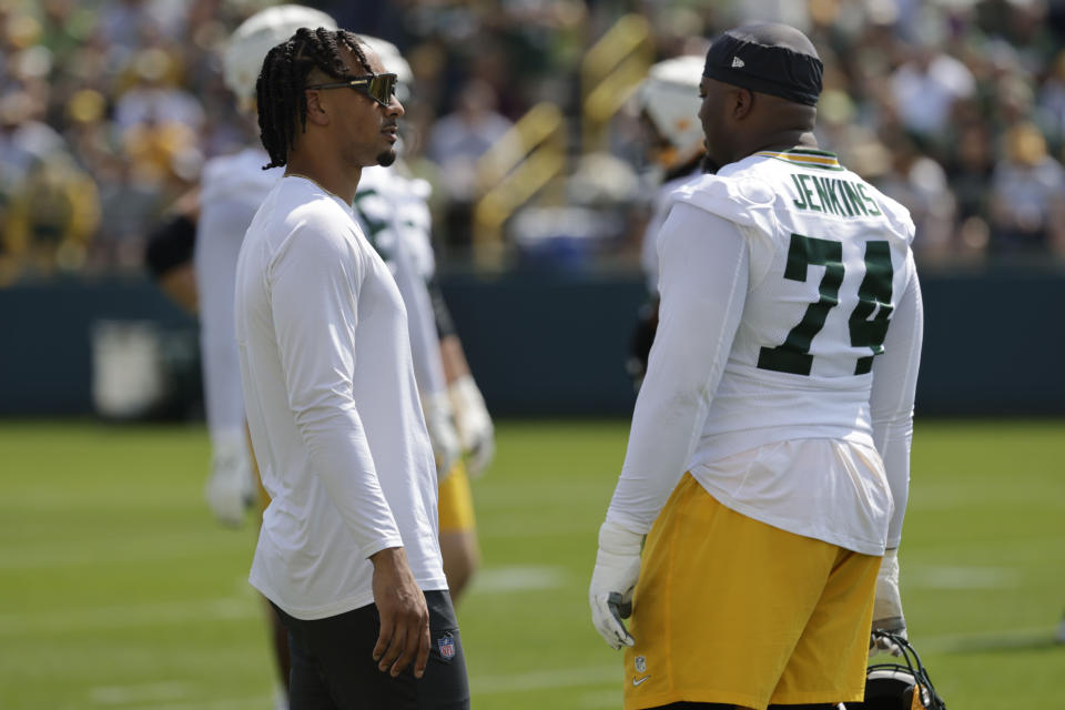 Pemain Green Bay Packers Jordan Love, kiri, dan Elgton Jenkins, kanan, berbicara selama kamp pelatihan sepak bola NFL, Senin, 22 Juli 2024, di Green Bay, Wisconsin. (Foto AP/Mike Roemer)