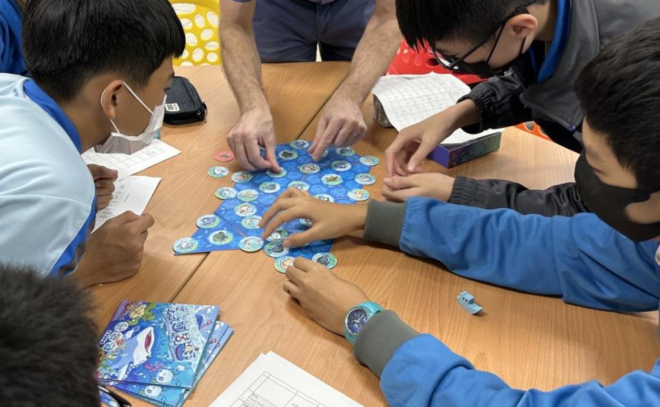 海科館「漁你同游」雙語桌遊教學課程到校，獲得學生高度學習興趣與收獲。(海科館提供)