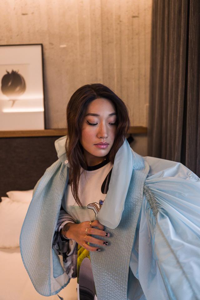 这篇文章。文章标题：LOUIS VUITTON FALL/WINTER 2020 SHOE COLLECTION - A day in the  life of Peggy Gou