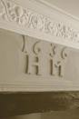 <p>Se cree que la casa tiene más de 500 años de antigüedad, y un indicador de esto es la marca ‘H.M’ en la pared, que data de 1636. </p>