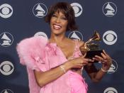 Whitney Houston galt als größte Soul-Sängerin ihrer Zeit - und die hielt lange an: Zwischen 1985 und 2009 veröffentlichte die Amerikanerin insgesamt sieben Alben, mit denen sie zur meistausgezeichneten weiblichen Musikerin der Geschichte wurde: Zwei Emmys, sechs Grammys, 30 Billboard Music Awards, insgesamt sammelte sie 415 derlei Preise. (Bild: Scott Gries/ImageDirect/Getty Images)