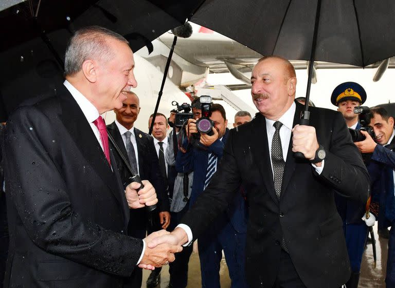 Una imagen proporcionada por la Presidencia de Azerbaiyán el 25 de septiembre de 2023 muestra al presidente de Turquía, Recep Tayyip Erdogan y al presidente de Azerbaiyán, Ilham Aliyev, en el enclave de Nakhichevan, un territorio entre Armenia e Irán en la frontera con Turquía. 