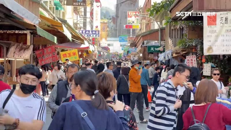 日月潭伊達邵老街擠滿人潮。