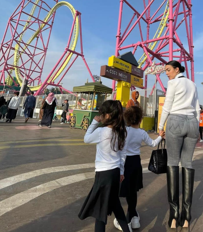 Georgina y sus niños en el parque temático Riyadh Winter Wonderland