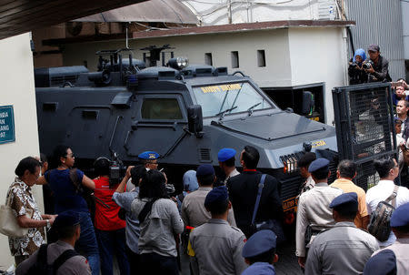 A police vehicle believed to be transporting Jakarta's Governor Basuki Tjahaja Purnama, also known as Ahok, leaves the court house following the first day of his blasphemy trial in Jakarta, Indonesia December 13, 2016. REUTERS/Darren Whiteside