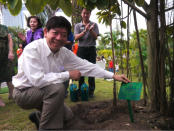 Minister Khaw Boon Wan plants the official plaque in the soil. (Yahoo! photo/ Deborah Choo)