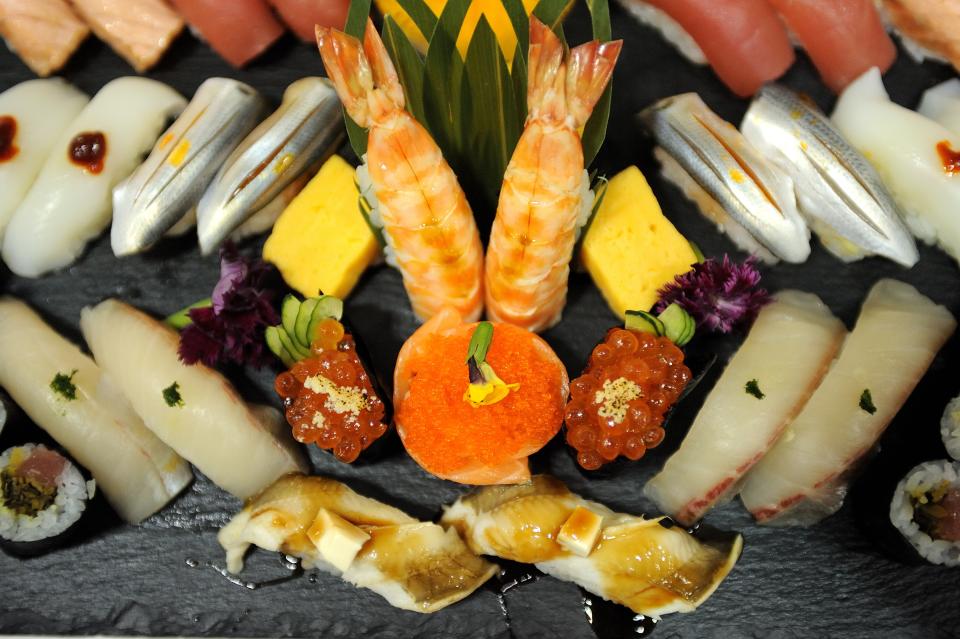 <p>Mit dem gleichen Preis (rund 255 Euro) muss man in der mit drei Michelin-Sternen prämierten Sushibar in Tokio für ein Mahl rechnen. Dieses setzt sich aus vielen kleinen Happen der Sushi-Legende Jiro Ono zusammen. Auf ein gemütliches Dinner sollte man sich allerdings nicht einstellen: In 20 Minuten ist man mit dem Essen durch. (Foto: gettyimages) </p>