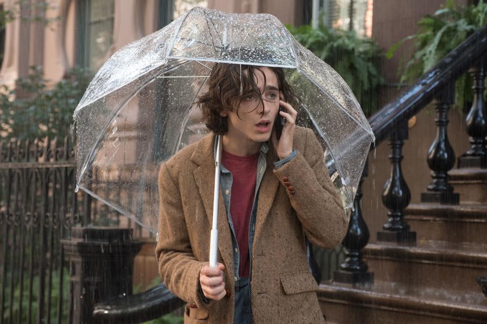 Ja, man darf auch in Zeiten von MeToo ein neues Werk von Woody Allen loben. "A Rainy Day in New York" ist ein großartiger Film von einem Filmemacher, über dessen nicht nachlassende Kreativität und Produktivität trotz des Fortgeschrittenen Altes und des Gegenwindes, der seiner Person entgegenschlägt, man sich nur wundern kann. Die Komödie enthält alles, was einen Allen-Film auszeichnet: die Titel gebende Stadt, die hier einmal mehr aus der Zeit gefallen scheint, der neurotische Held und seine amourösen Verstrickungen und ja, auch das Motiv des älterer Mann steht auf jüngere Frau. Das alles erzählt Allen mit viel Witz und noch mehr Ironie. Ihr Fett kriegen alle weg, die Frauen und besonders die Männer, vor allem aber die Branche, in der Allen arbeitet. "A Rainy Day in New York" ist der Blick eines durch Erfahrung gereiften Mannes auf das Treiben und Getrieben-Werden des Menschen, die menschliche Komödie also. (Bild: ddp images/Capital Pictures)