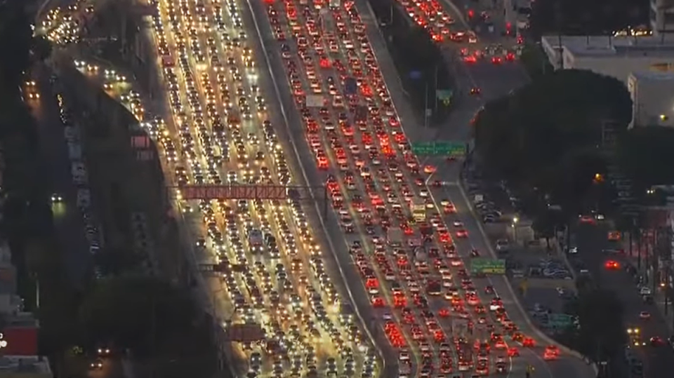 Heavy Thanksgiving traffic backs up Los Angeles freeway