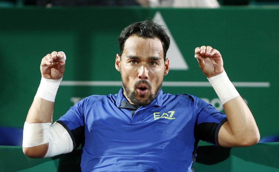 El italiano Fabio Fognini festeja tras su victoria ante el croata Borna Coric en los cuartos de final del Masters de Montecarlo, el viernes 19 de abril de 2019. (AP Foto/Claude Paris)