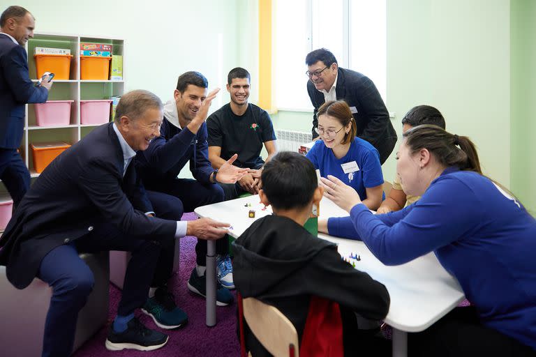 Bulat Utemuratov con Novak Djokovic y Carlos Alcaraz en una escuela en Astana