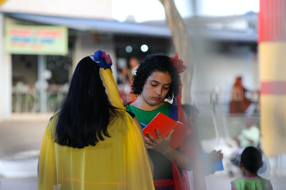 A prisoner collecting signatures. Márcia Alves, <a href="http://creativecommons.org/licenses/by-sa/4.0/" rel="nofollow noopener" target="_blank" data-ylk="slk:CC BY-SA;elm:context_link;itc:0;sec:content-canvas" class="link ">CC BY-SA</a>