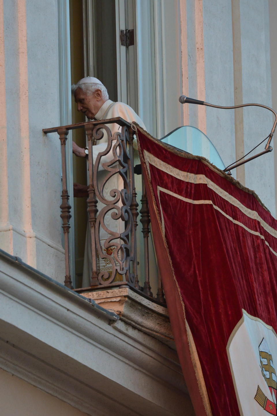 Une fois ses derniers mots prononcés, le pape Benoît XVI se retire. VINCENZO PINTO/AFP