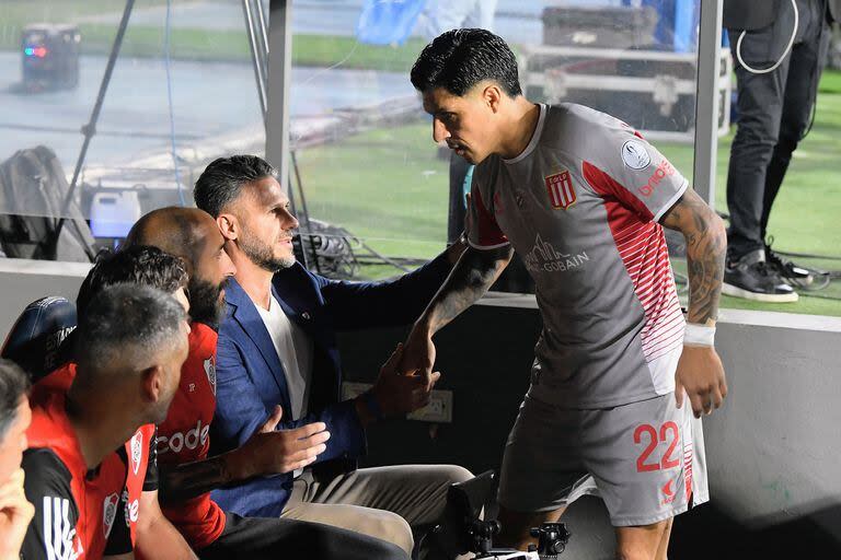 El frío y distante saludo de Demichelis a Enzo Pérez antes de comenzar el partido