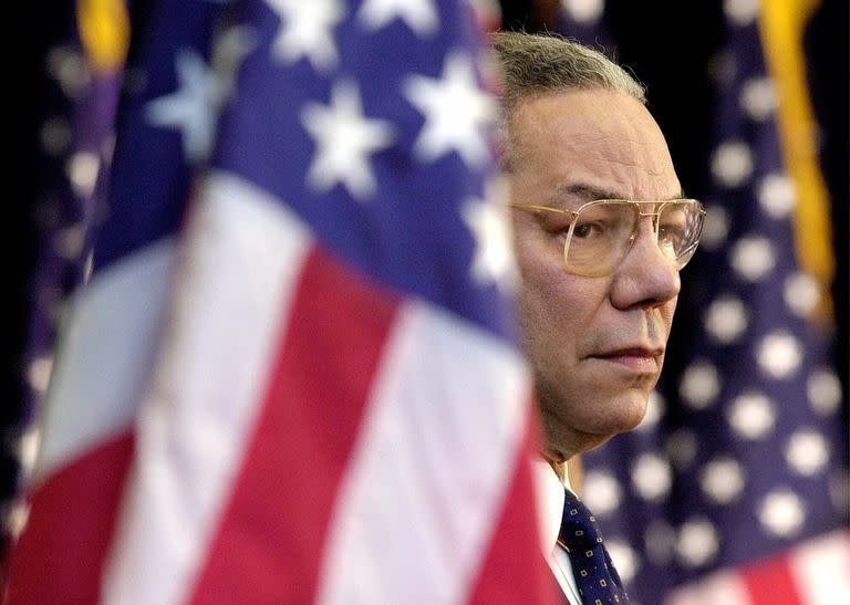 Colin Powell, secretario de Estado de EEUU, observa mientras el presidente Bush da un discurso en el Departamento de Estado en Washington el 15 de febrero de 2001