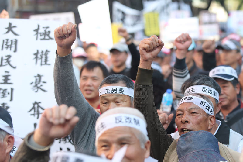 水利會成員抗議水利會改制。圖／中央社