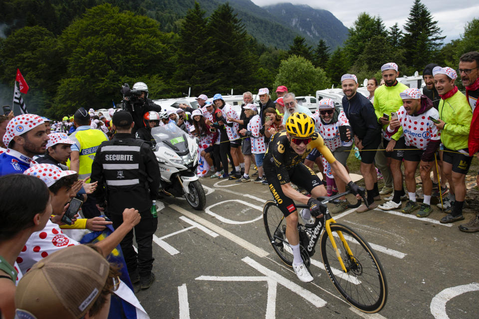 Jonas Vingegaard se despega de Tadej Pogacar en el ascenso a Marie Blanque durante la quinta etapa del Tour de Francia, el miércoles 5 de julio de 2023. (AP Foto/Daniel Cole)