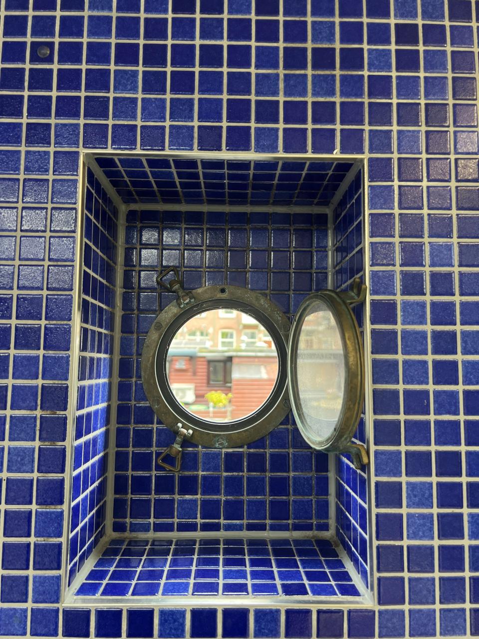 porthole in amsterdam bathroom