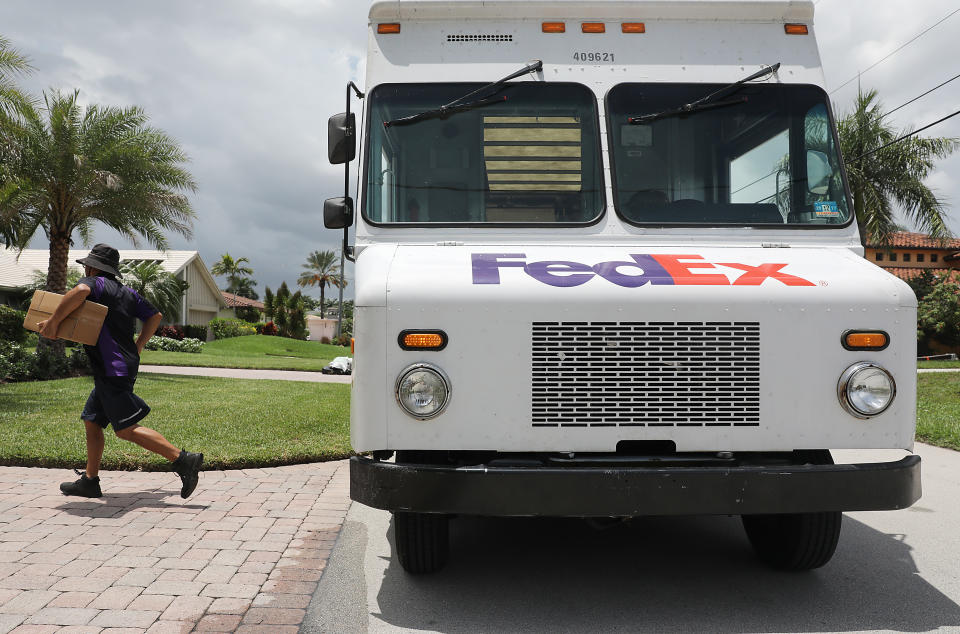 Se ve un camión de reparto de FedEx el 07 de agosto de 2019 en Fort Lauderdale, Florida, el día en que FedEx anunció que dejaría de realizar envíos terrestres para la empresa Amazon. (Foto de Joe Raedle/Getty Images)