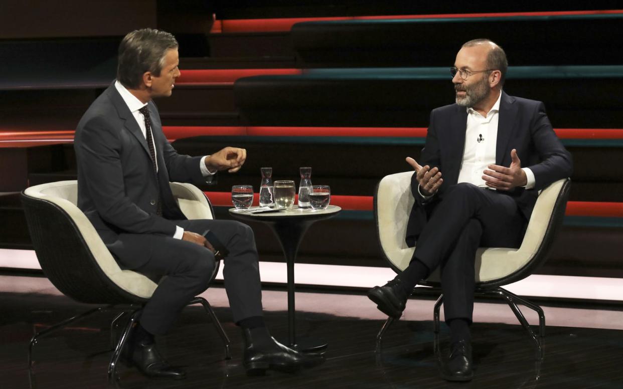 Beim Thema Brandmauer gegen rechts wurde es hitzig zwischen Moderator Markus Lanz (links) und EVP-Chef Manfred Weber. (Bild: ZDF / Cornelia Lehmann)