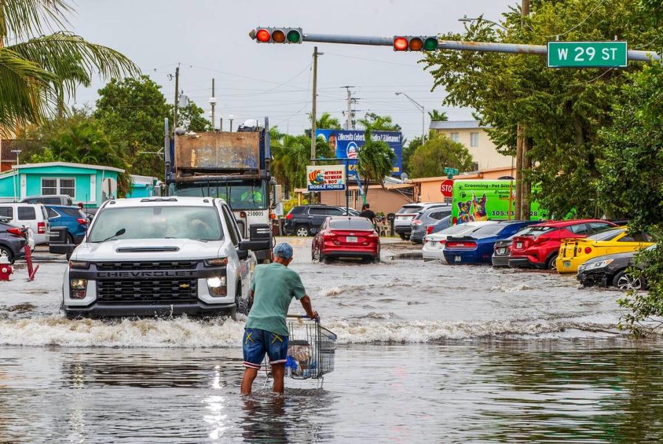 Un hombre caminando a través de la inundación en West 14 Avenue y West 29 Street en Hialeah, mientras torrenciales aguaceros inundaban el sur de la Florida debido a una perturbación en la costa de la Florida el jueves 16 de noviembre de 2023.