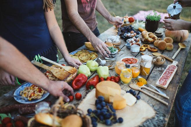 Además de un consumo moderado que no supere las 3 cañas al día, los expertos recomiendan no beber con el estómago vacío y acompañar siempre la ingesta de esta bebidas fermentada dentro de una dieta mediterránea. (Foto: Getty/istock)