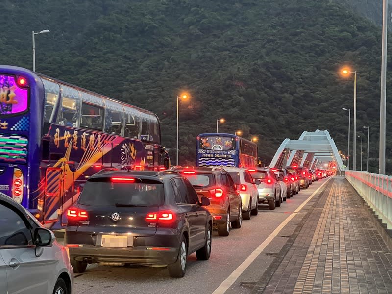 農曆春節假期返鄉及旅遊，蘇花路廊將迎來車潮，公路局預估南下車流最多在2月10日（初一），全天約1.8萬輛次，北返車潮13日（初四）最多，全天約2.2萬輛次。圖為蘇花路廊崇德路段過去連假車多情形。（中央社資料照）