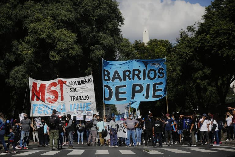 El 8 de abril, luego de que el presidente Alberto Fernández anunciara el toque de queda entre las 20 y las 6, más de 40.000 militantes sociales salieron a la calle a exigir trabajo, vacunas y alimentos