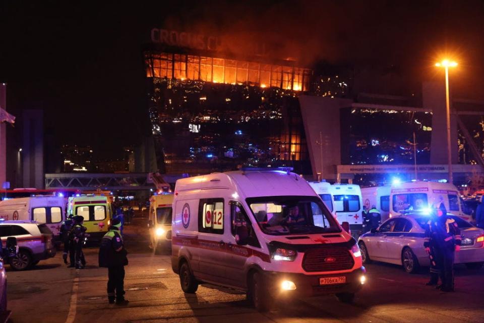 Ein Feuer wütet in der Krokus-Stadthalle in Krasnojarsk, Russland, nahe Moskau. Die staatliche russische Medienagentur berichtet, dass bewaffnete Männer das Feuer auf das Musikzentrum eröffnet haben. - Copyright: Contributor/Getty Images