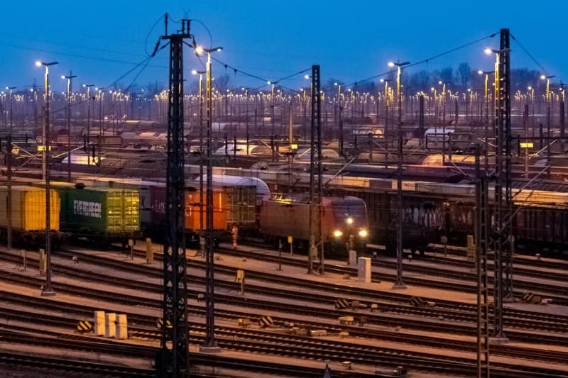 Freight wagons are parked at the Maschen marshalling yard. The German Train Drivers' Union (GDL) has called for another 24-hour strike in the collective bargaining dispute at Deutsche Bahn in passenger and freight transport. Bodo Marks/dpa