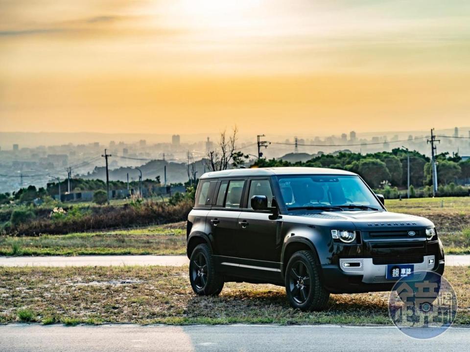 LAND ROVER Defender 110 P300 HSE