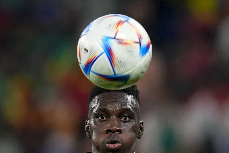 Una pelota en la cabeza: Ismaila Sarr, de Senegal, busca el balón durante el partido de grupo A de la Copa del Mundo entre el equipo africano y Países Bajos en el estadio Al Thumama en Doha, Qatar, el lunes 21 de noviembre de 2022.