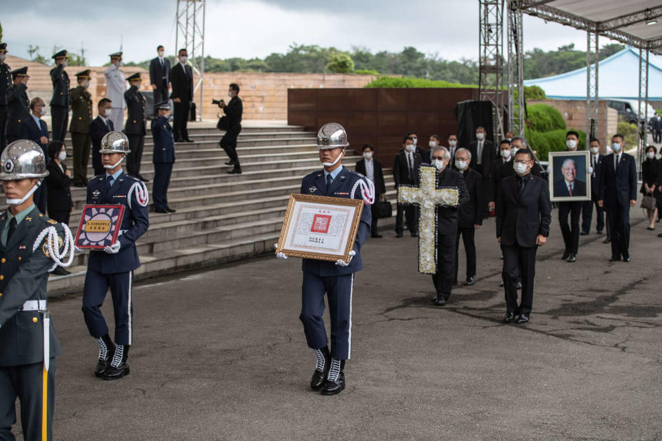 前總統李登輝骨灰罈抵達五指山。   圖/軍聞社提供