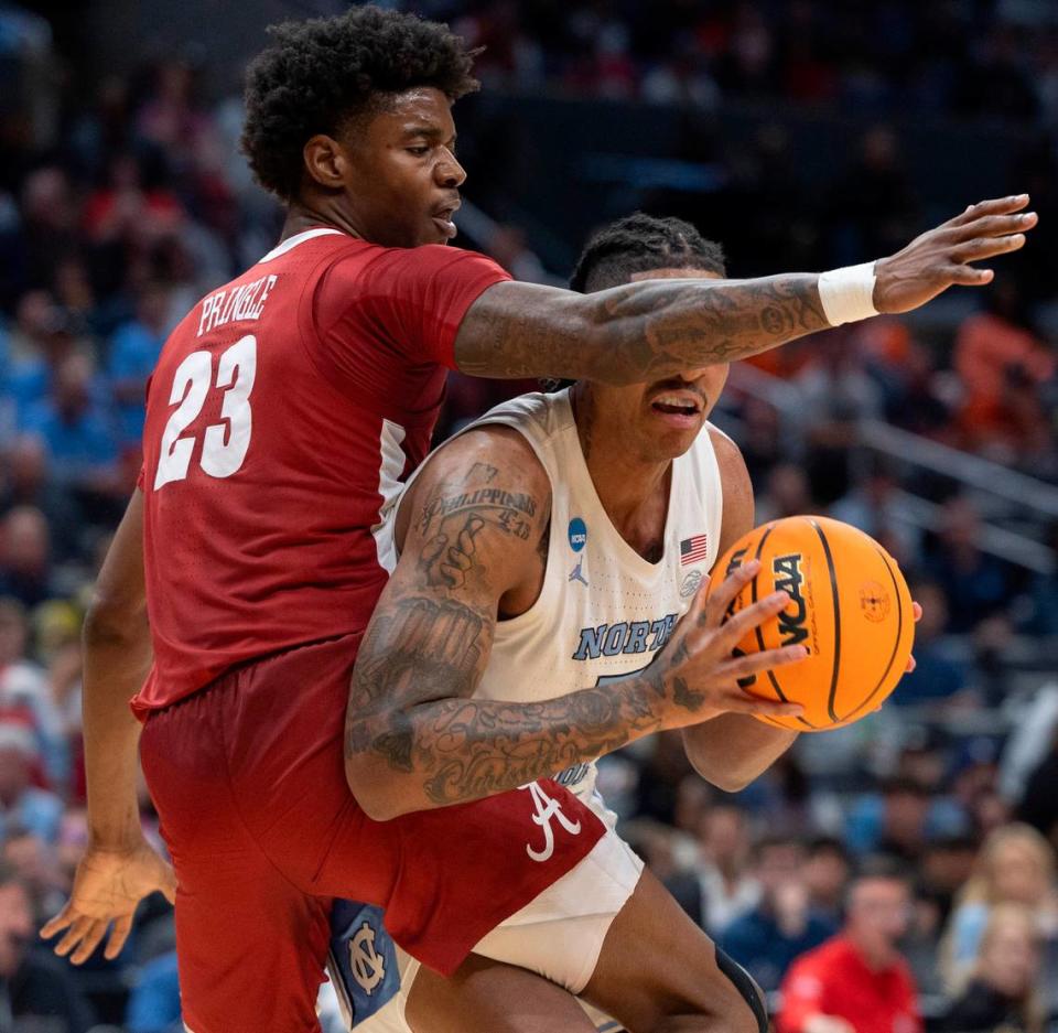 Alabama’s Nick Pringle (23) defends North Carolina’s Armando Bacot (5) in the first half during the NCAA Sweet Sixteen on Thursday, March 28, 2024 at Crypto.com Arena in Los Angeles, CA.