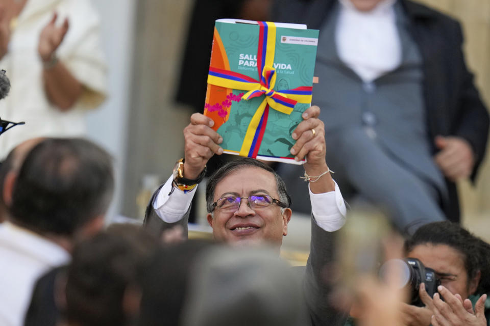 El presidente colombiano Gustavo Petro enseña la propuesta para reformar el sistema de salud antes de presentarlo al Congreso en un acto en el palacio presidencial de Nariño en Bogotá, Colombia, el lunes 13 de febrero de 2023. (AP Foto/Fernando Vergara)