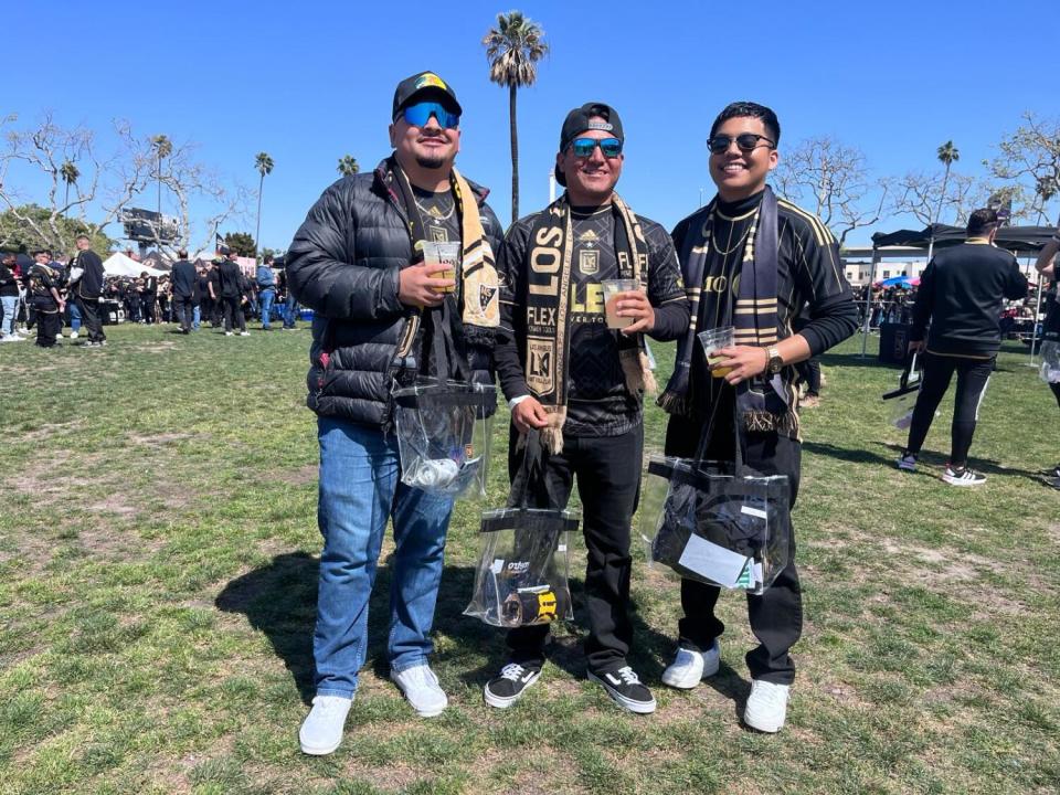 Richard Barrera (centro) con su cuñado Moisés González (izq) y José Hernández (der), un amigo de la familia.