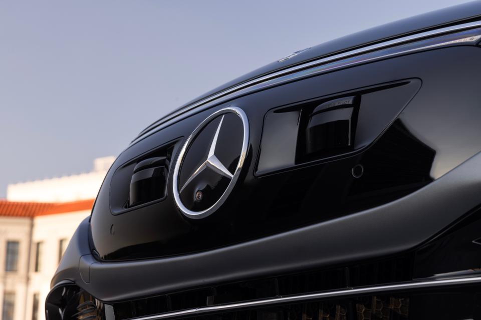 The front end of the Mercedes-Benz EQS with Drive Pilot. 