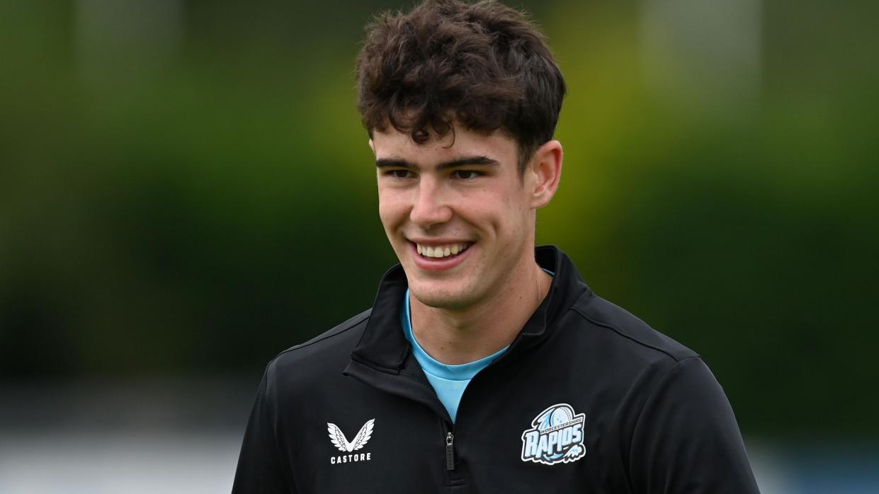 Josh Baker playing for Worcestershire