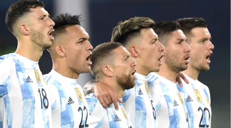 El Papu Gómez cantando el himno nacional junto a la selección argentina